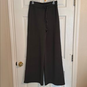 Spanx Air Essentials Wide Leg Pants in dark green color. Size Large Tall